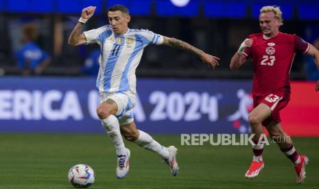 Pemain Argentina Angel Di Maria menggiring bola dalam pertandingan sepak bola Copa America 2024 (ilustrasi). Di Maria akan menjalani laga terakhirnya bersama Argentina di final Copa America 2024.