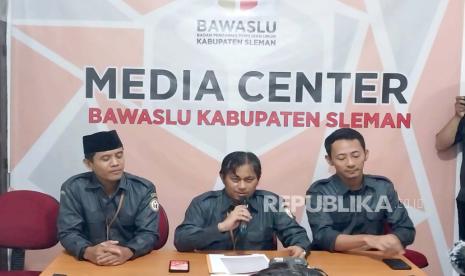 Ketua Bawaslu Sleman Arjuna Al Ichsan Siregar (tengah) menyampaikan keterangan kepada pers terkait PSU dan PSL di sejumlah TPS di Sleman, Senin (19/2/2024). 