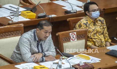 Menteri Perdagangan M Lutfi (kiri) didampingi Wakil Menteri Perdagangan Jerry Sambuaga (kanan) memberikan penjelasan saat Rapat Kerja (Raker) dengan Komisi VI DPR di komplek Parlemen, Jakarta, Kamis (17/3/2022). Kemendag mengatakan data dugaan mafia minyak goreng telah diserahkan ke KPPU.