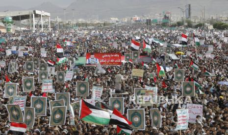 Pasukan dan pendukung Houthi menyuarakan bela Palestina.