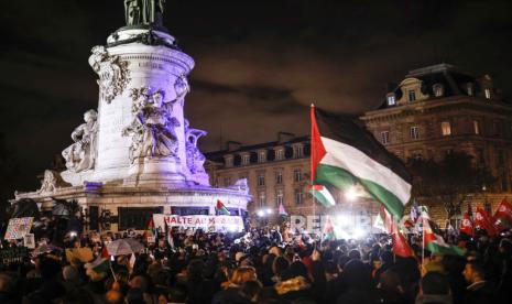 Orang-orang yang memegang bendera Palestina meneriakkan slogan-slogan di Place de la Republique saat demonstrasi mendukung rakyat Palestina di Paris, Prancis, 2 November 2023. 