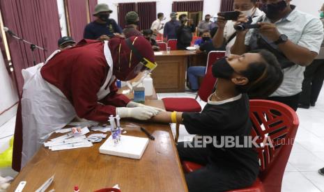 Petugas mengambil sampel darah pelajar saat tes cepat (rapid test) COVID-19 di Polresta Kediri, Jawa Timur, Jawa Timur, Rabu (21/10/2020). Sebanyak 15 pelajar dari sejumlah sekolah yang akan mengikuti unjuk rasa tolak UU Omnibus Law Cipta Kerja diamankan polisi dan dilakukan tes cepat atau rapid test COVID-19 sebelum dijemput orang tuanya. 