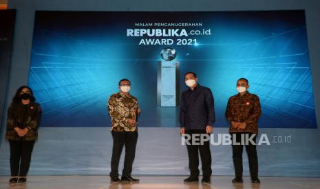 (dari Kiri) Dirut PT Republika Media Mandiri (RMM) Mira Djarot, Direktur Utama PT Adaro Power Dharma Djojonegoro, Menteri Perdagangan Muhammad Lutfi dan Pemimpin Redaksi Republika Irfan Junaidi berfoto dalam acara malam penganugerahan Republika.co.id Award 2021 di Jakarta, Kamis (7/10). Kegiatan yang mengakat tema #BangkitBareng ini merupakan puncak peringatan HUT Republika.co.id ke 26 tahun.Prayogi/Republika   