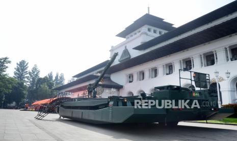 Berbagai peralatan untuk mendukung penanganan bencana seperti M3 Amphibious Ponton yang bisa digunakan untuk jemembatan darurat dihardirkan saat Apel Gabungan Kesiapsiagaan Darurat Bencana Hidrometeorologi di Wilayah Provinsi Jawa Barat yang digelar BPBD (Badan Penanggulangan Bencana Daerah) Jawa Barat, di halaman Gedung Sate, Kota Bandung, Jumat (18/11/2022). 