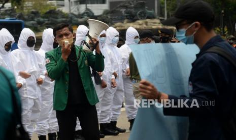 Sejumlah mahasiswa mengelar aksi unjuk rasa di Patung Kuda, Jakarta, Rabu (6/10). Aksi yang di gelar oleh Badan Eksekutif Mahasiswa Seluruh Indonesia (BEM SI) tersebut dalam rangka memperingati satu tahun disahkannya omnibus law UU Cipta Kerja. 