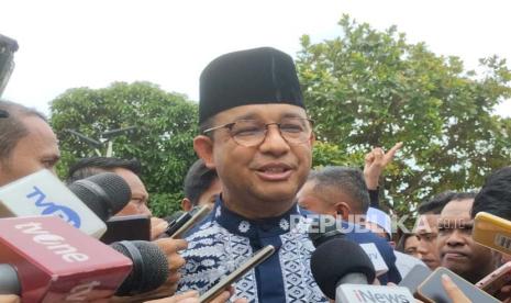 Capres nomor urut 1 Anies Baswedan usai shalat Jumat di Masjid Al-Azhar, Kebayoran Baru, Jakarta Selatan, Jumat (16/2/2024). 