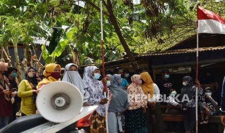 Sejumlah warga berunjuk rasa dalam upaya pencegahan penggusuran bangunan tempat tinggal di lahan sengketa di Kampung Tanah Baru, Tarumajaya, Kabupaten Bekasi, Jawa Barat, Rabu (22/9/2021). Melalui Komisi Nasional Hak Asasi Manusia (Komnas HAM) dan Lembaga Bantuan Hukum (LBH) Jakarta, warga meminta kepada Pemerintah Kota Bekasi untuk tidak melakukan penggusuran sampai ada proses upaya penyelesaian sengketa yang dapat diterima kedua belah pihak yang bersengketa. 