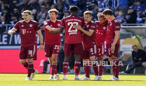 Serge Gnabry dari Bayern, ke-2 dari kanan, dirayakan setelah ia mencetak gol kedua timnya selama pertandingan sepak bola Bundesliga Jerman antara Arminia Bielefeld dan Bayern Munich di Bielefeld, Jerman, Ahad, 17 April 2022.