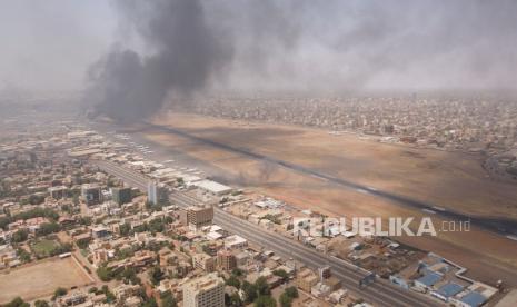 Asap mengepul di atas kota saat tentara dan paramiliter terlibat bentrok dalam perebutan kekuasaan, di Khartoum, Sudan, Sabtu (15/4/2023).  