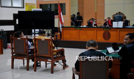 Terdakwa Direktur Eksekutif Lokataru Haris Azhar (kanan) bersama terdakwa Koordinator KontraS Fatia Maulidiyanti (kiri). KY mengingatkan PN Jaktim untuk tidak menghalangi pengunjung sidang Haris-Fatia