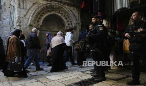 Pasukan keamanan Israel berjaga saat jamaah Muslim berjalan ke kompleks Masjid Al-Aqsa selama bulan suci Ramadhan di Kota Tua Yerusalem, Jumat, 15 Maret 2024.