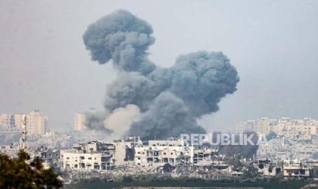 Smoke rises from the northern part of the Gaza Strip as a result of an Israeli airstrike, at an undisclosed location near the border with Gaza, in Israel, 28 October 2023. The Israel Defense Forces (IDF) conducted targeted raids in the Gaza Strip on 27 October 2023 and struck dozens of targets belonging to the Hamas militants, the IDF confirmed. More than 7,000 Palestinians and at least 1,300 Israelis have been killed, according to the IDF and the Palestinian health authority, since Hamas militants launched an attack against Israel from the Gaza Strip on 07 October, and the Israeli operations in Gaza and the West Bank which followed it.  