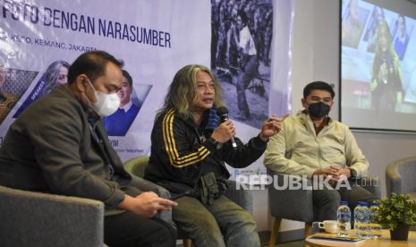 Kurator Foto Oscar Motuloh (tengah) bersama GM External Corcom Telkomsel Aldin Hasyim (kanan) dan Founder & CEO Opal Communication Kokok Dirgantoro (kiri) menjadi pembicara saat peluncuran buku Linimasa Pewarta Foto Kantor Berita di Jakarta, Rabu (9/3/2022). Audy Mirza Alwi meluncurkan buku berjudul 