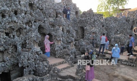 Sejumlah pengujung nampak berfoto di lingkungan objek wisata Goa Sunyaragi di Cirebon, Jawa Barat. Pengelola mencatat ada peningkatan pengunjung Goa Sunyaragi selama libur lebaran.