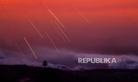 Rudal Israel menyerang bagian utara Jalur Gaza saat matahari terbenam, Ahad (29/10/2023. 