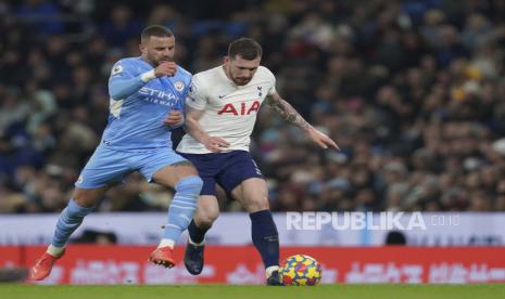 Kyle Walker Manchester City, kiri, berduel memperebutkan bola dengan Tottenhams Pierre-Emile Hojbjerg selama pertandingan sepak bola Liga Premier Inggris antara Manchester City dan Tottenham Hotspur, di stadion Etihad di Manchester, Inggris, Sabtu, 19 Februari 2022.