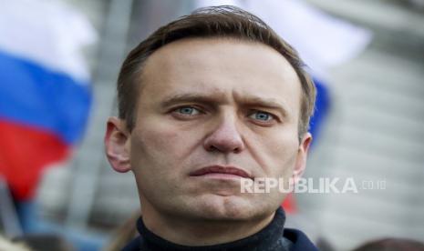  FILE - Pada file foto Sabtu 29 Februari 2020 ini, aktivis oposisi Rusia Alexei Navalny mengambil bagian dalam pawai untuk mengenang pemimpin oposisi Boris Nemtsov di Moskow, Rusia.