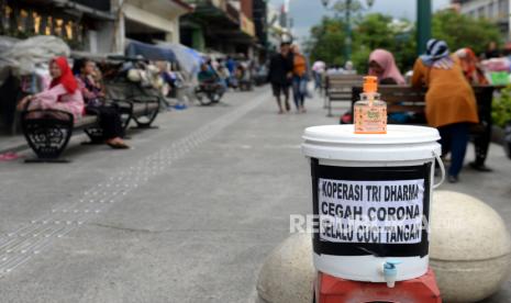 Fasilitas cuci tangan disediakan di beberapa titik jalur pedestrian Malioboro, Yogyakarta, Selasa (17/3). Fasilitas cuci tangan gratis ini sabagai upaya pencegahan penyebaran virus corona atau covid 19 di Malioboro.