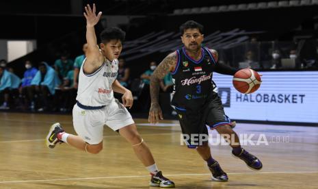 Pebasket Amartha Hangtuah Jakarta Kelly Purwanto (kanan).