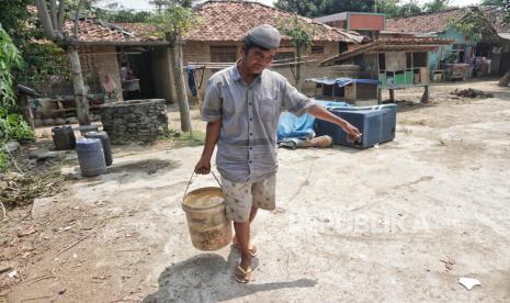 Warga membawa air yang diambil dari sumur di Kampung Ciketuk, Sinarjati, Cibarusah, Bekasi, Jawa Barat, Senin (31/7/2023). 