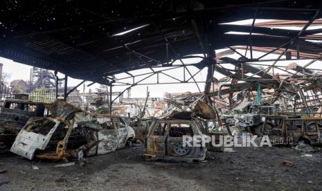 Reruntuhan kendaraan terlihat di Pabrik Metalurgi Illich Iron & Steel Works, perusahaan metalurgi terbesar kedua di Ukraina, di daerah yang dikendalikan oleh pasukan separatis yang didukung Rusia di Mariupol, Ukraina, Sabtu, 16 April 2022.