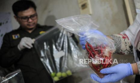 Petugas melakukan uji kandungan terhadap salah satu sampel pangan di Pasar Mayestik, Kebayoran Baru, Jakarta Selatan, Kamis (7/3/2024). Menjelang bulan suci Ramadhan, Dinas Ketahanan Pangan, Kelautan dan Pertanian (KPKP) DKI Jakarta melakukan pengawasan dan pengujian laboratorium terhadap beberapa bahan pangan di sejumlah pasar dan pusat perbelanjaan untuk mengantisipasi adanya kandungan zat berbahaya. Bahan pangan yang diuji berupa produk pertanian seperti sayur dan buah untuk diuji kandungan residu pestisida serta produk peternakan berupa daging dan ayam untuk diuji kandungan formalin.