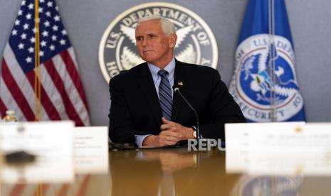 Badan Investigasi Federal (FBI) Amerika Serikat (AS) menemukan satu lembar dokumen bertanda rahasia di kediaman mantan wakil presiden Mike Pence dalam penggeledahan konsensual di Indianapolis. 