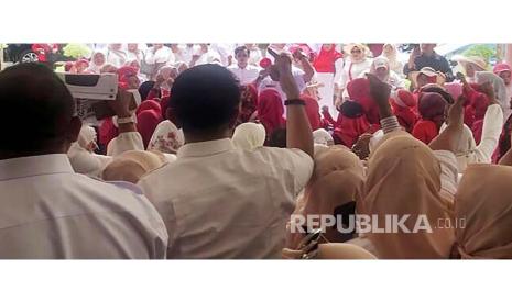 Ratusan emak-emak simpatisan Prabowo Subianto memadati parkiran VIP Bandara Internasional Minangakabau (BIM) Padang Pariaman, Sumatra Barat, Sabtu (9/9/2023).