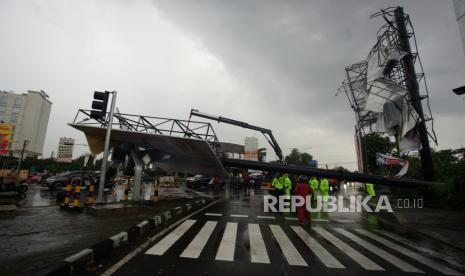 Polisi mengevakuasi baliho yang roboh di simpang empat Jl Affandi, Condongcatur, Sleman, D.I Yogyakarta, Rabu (12/1/2022). Akibat baliho berukuran belasan meter yang roboh saat hujan disertai angin kencang itu jaringan listrik di kawasan tersebut padam serta arus lalu lintas tersendat, tidak ada korban dalam peristiwa itu. 