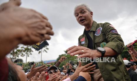 Calon Presiden nomor urut 3 Ganjar Pranowo menyapa warga saat kampanye di Kawasan Pasar 16 Ilir, Kota Palembang, Sumatra Selatan, Jumat (2/2/2024). 