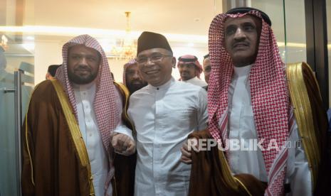 Ketua Umum PBNU Yahya Cholil Staquf (tengah) bersama Imam Besar Masjid Nabawi Syekh Ahmad bin Ali Al-Hudhaify (kiri) dan Dubes Arab Saudi untuk Indonesia Faisal Bin Abdullah H. Amodi (kanan) usai melakukan pertemuan di Kantor PBNU, Jakarta, Rabu (9/10/2024). Kunjungan ini merupakan bagian dari lawatan resmi Imam masjid Nabawi di Indonesia selama sepekan ke depan untuk mempererat hubungan Arab Saudi dan Indonesia khususnya dalam bidang keagamaan. Dalam kesempatan itu, ia menyampaikan rasa terima kasih dan mendoakan agar Indonesia selalu dilindungi. Dia menilai, NU punya peran besar dalam memajukan dakwah dan perdamaian dunia selama ini.