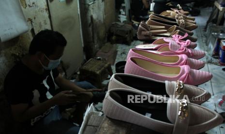 Pekerja memproduksi sepatu wanita yang dipasarkan melalui jejaring digital (E-Commerce) di UMKM Anjani Shoes, Kampung Sadar Mulya, Desa Pagelaran, Ciomas, Kabupaten Bogor, Jawa Barat, Sabtu (6/3). Wakil Menteri Perdagangan, Jerry Sambuaga, kembali mengajak masyarakat Indonesia untuk mulai mencintai produk asli Indonesia demi mendukung kemajuan UMKM dalam negeri.