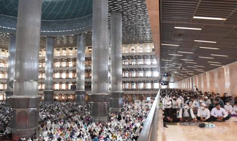 Umat Islam mendengarkan khotbah usai melaksanakan Shalat Idul Adha di Masjid Istiqlal, Jakarta, Ahad (10/7/2022). Ribuan umat Islam melaksanakan Shalat Idul Adha 1443 Hijriah di Masjid Istiqlal yang kembali menggelar Shalat Idul Adha sejak pandemi COVID-19. 