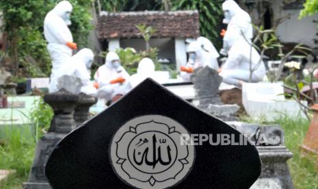 Epidemiolog UGM Sarankan 70 Persen Warga Yogya Diam di Rumah. Petugas TRC BPBD DIY melakukan pemakaman dengan protokol Covid-19 di Makam Ngeseng, Yogyakarta, Senin (21/6). Selama empat hari terakhir Provinsi DIY mencatatkan rekor kasus Covid-19. Rekor kasus pada Ahad (20/6) lalu, mencapai 665 kasus. Sehingga dengan total kasus 52.641 orang dan  kasus kematian mencapai 1.367 orang.