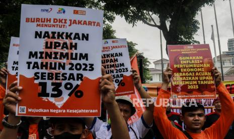 Pengunjukrasa dari sejumlah elemen buruh membawa poster saat mengikuti aksi di depan Balai Kota DKI Jakarta, Kamis (10/11/2022). Aksi yang diikuti ratusan buruh tersebut menuntut Pemerintah Provinsi DKI Jakarta untuk menaikan upah minimum provinsi (UMP) 2023 sebesar 13 persen sekaligus menolak PHK dengan ancaman resesi global. 