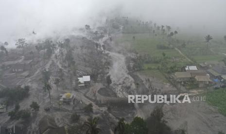  Foto udara yang diambil dengan drone ini menunjukkan akibat letusan Gunung Semeru di desa Sumberwuluh di Lumajang, Jawa Timur, Indonesia, Senin, 5 Desember 2022. Kondisi cuaca yang membaik pada Senin memungkinkan penyelamat melanjutkan upaya evakuasi dan pencarian kemungkinan korban setelah gunung berapi tertinggi di pulau terpadat di Indonesia meletus, dipicu oleh hujan monsun.