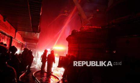 Petugas pemadam kebakaran berusaha memadamkan api yang menghanguskan bangunan Glodok Plaza, Taman Sari, Jakarta, Kamis (16/1/2025) dini hari. Sebanyak 44 mobil pemadam kebakaran dan 230 personel dikerahkan untuk memadamkan api yang menghanguskan bangunan Gedung Glodok Plaza. Kebakaran terjadi pada Rabu (15/1) sekitar pukul 21.22 WIB yang diduga bersumber dari diskotek di lantai tujuh. Hingga Kamis (16/1) dini hari sekitar pukul 02.33 WIB, kobaran api masih menyala didalam gedung Glodok Plaza. Dalam peristiwa ini, penyebab kebakaran masih diselidik oleh petugas dan laporan sementara tidak terdapat lorban jiwa dalam peristiwa tersebut.