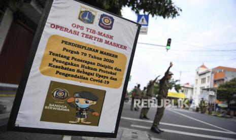 Personel Satpol PP menggelar Operasi Tertib Masker (ilustrasi). Pemerintah Provinsi DKI Jakarta diminta tidak buru-buru mengendurkan Pembatasan Sosial Berskala Besar (PSBB) jika kapasitas rumah sakit masih terancam.