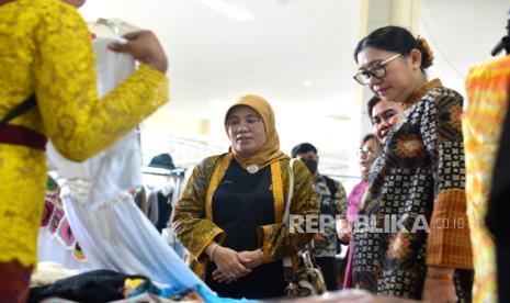 Dirjen IKMA Kemenperin Reni Yanita (tengah) mengamati produk industri kreatif )di Denpasar, Bali, Jumat (8/12/2023). 