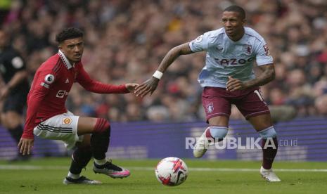 Ashley Young dari Aston Villa, kanan, ditantang oleh Jadon Sancho dari Manchester United selama pertandingan sepak bola Liga Premier Inggris antara Manchester United dan Aston Villa di stadion Old Trafford di Manchester, Inggris, Ahad, (30/4/2023).