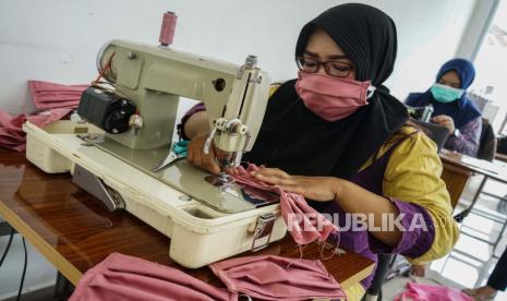 Warga melakukan proses pembuatan masker berbahan kain di Rumah Sasirangan Kreatif, Banjarmasin, Kalimantan Selatan, Selasa (7/4/2020). Dinas Koperasi Banjarmasin dan Tim Penggerak (TP) PKK mengajak UKM daerah setempat untuk memproduksi 10 ribu masker kain yang akan di bagikan secara gratis ke masyarakat