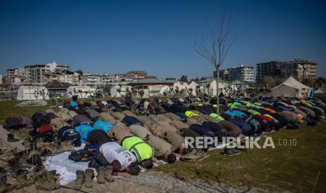  Orang-orang menghadiri shalat Jumat di tenda penampungan setelah gempa bumi dahsyat, di Hatay, Turki, Jumat (17/2/2023).  Hampir 44.000 orang tewas dan ribuan lainnya terluka setelah dua gempa bumi besar melanda Turki selatan dan Suriah utara pada 06 Februari. Pihak berwenang khawatir jumlah korban tewas akan terus meningkat karena tim penyelamat mencari korban selamat di seluruh wilayah.