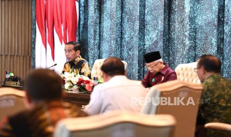 Presiden Joko Widodo didampingi Wakil Presiden Maruf Amin memimpin sidang kabinet paripurna terakhir di Istana Garuda, Ibu Kota Nusantara (IKN), Penajam Paser Utara, Kalimantan Timur, Jumat (13/09/2024). Dalam sidang kabinet terakhir dari Kabinet Indonesia Maju itu Presiden Joko Widodo menyampaikan terima kasih atas dedikasi anggota kabinet, Panglima TNI dan Kapolri dalam melaksanakan program dan visi presiden dan wapres serta mengingatkan untuk menuntaskan program kerja utama yang sudah dimulai baik berkaitan dengan serapan, administrasi pertanggung jawaban, dan kendala yang belum terselesaikan.