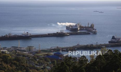 FILE - Kapal tanker minyak ditambatkan di kompleks Sheskharis, bagian dari Chernomortransneft JSC, anak perusahaan Transneft PJSC, fasilitas terbesar untuk produk minyak dan minyak bumi di Rusia selatan, di Novorossiysk, Selasa, 11 Oktober 2022. Rusia masih menghasilkan banyak uang dari penjualan minyak meskipun ada batasan harga yang diberlakukan oleh Kelompok Tujuh negara demokrasi utama. Para peneliti di Pusat Penelitian Energi dan Udara Bersih Helsinki mengatakan dalam laporan Rabu 11 Januari 2023 bahwa batas tersebut terlalu lunak pada $60 per barel.