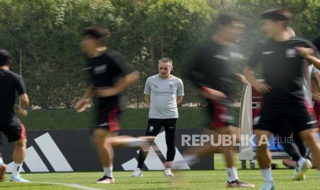 Pelatih kepala Korea Selatan Paulo Bento melihat para pemain selama pelatihan resmi Korea Selatan pada malam pertandingan sepak bola Piala Dunia grup H antara Korea Selatan dan Portugal, di Al Egla Training Site 5 di Doha, Qatar, Kamis, 1 Desember , 2022.