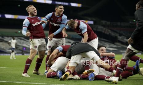  Para pemain West Ham merayakan setelah mencetak gol ketiga mereka selama pertandingan sepak bola Liga Premier Inggris antara Tottenham Hotspur dan West Ham United di Stadion Tottenham Hotspur di London, Inggris, Minggu, 18 Oktober 2020.