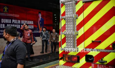 Pekerja berjalan keluar dari Gedung saat terjadi kebakaran di salah satu Gedung di Kompleks Kementerian Hukum dan Hak Asasi Manusia (Kemenkumham), Jakarta, Kamis (8/12/2022). Kebakaran tersebut terjadi di area lantai lima Gedung Kemenkumham sekitar pukul 11.05 WIB. Sementara menurut pihak Kemenkumham, kebakaran terjadi di ruang tempat penyimpanan arsip lama dan barang-barang bekas yang sudah tidak terpakai, meski demikian ia memastikan tidak ada dokumen atau arsip penting yang terbakar dalam peristiwa tersebut. Republika/Thoudy Badai