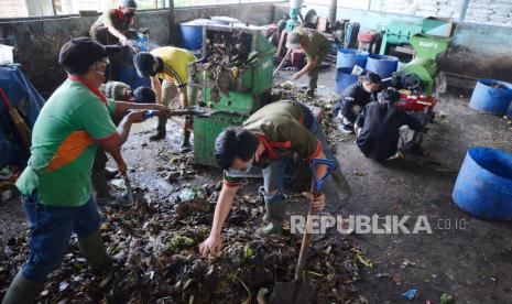 Petugas mencacah sampah organik dengan mesin untuk diolah menjadi pupuk organik dan pakan magot.