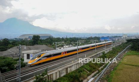 Rangkaian Electric Multiple Unit (EMU) menjalani uji operasional Kereta Cepat Jakarta-Bandung, (ilustrasi).