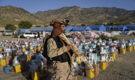  Pasukan Taliban menjaga bantuan di lokasi perkemahan bagi para penyintas gempa bumi di distrik Gayan di provinsi Paktika, Afghanistan, Minggu, 26 Juni 2022. Gempa bumi dahsyat mengguncang wilayah pegunungan di Afghanistan timur pada Rabu pagi, meratakan batu dan lumpur. rumah bata di gempa paling mematikan di negara itu dalam dua dekade, kantor berita pemerintah melaporkan.